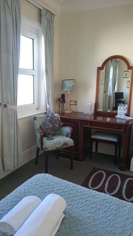 17 Wilmington Square Bed & Breakfast Истборн Стая снимка